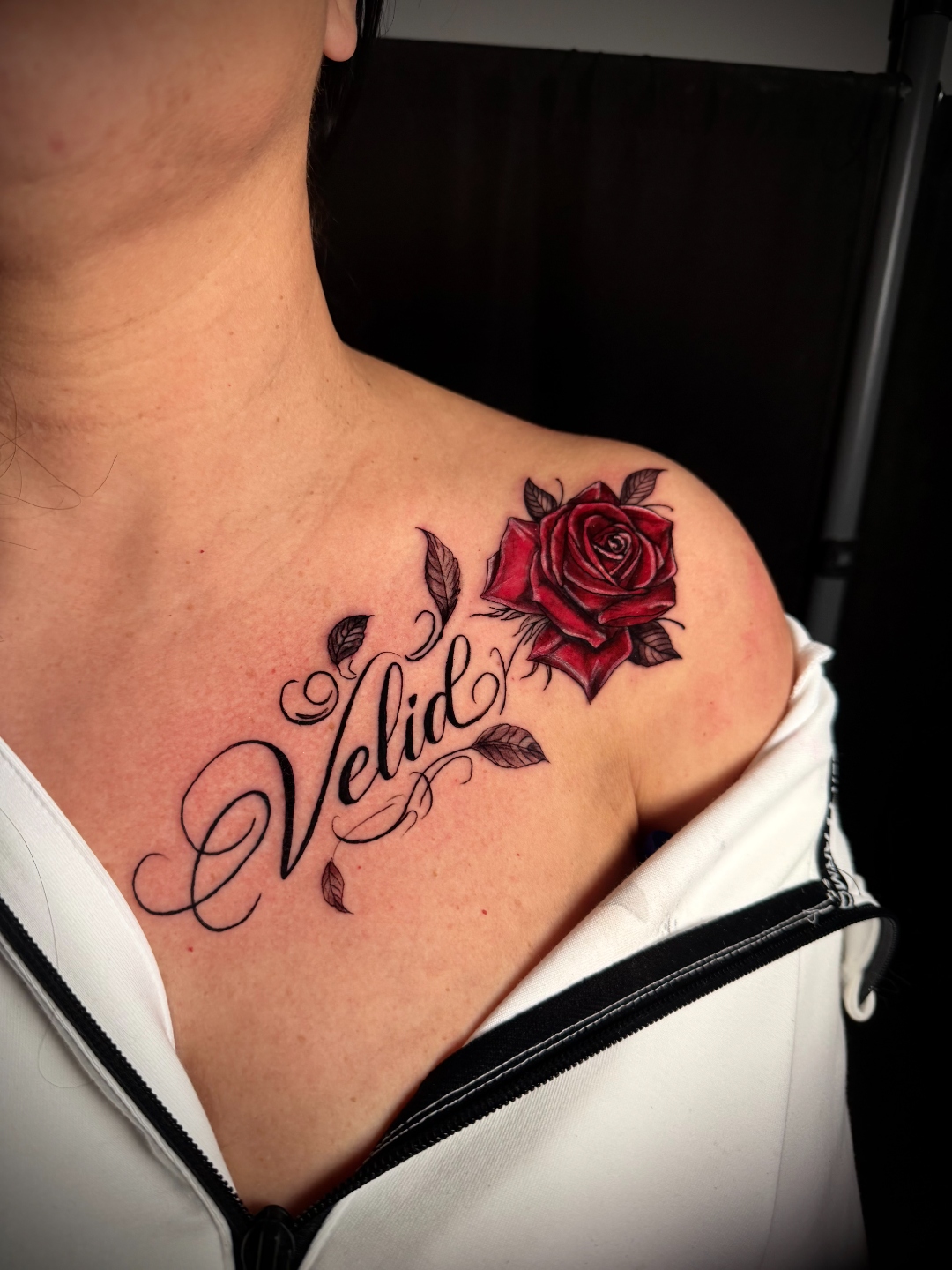 Rose und Lettering Tattoo