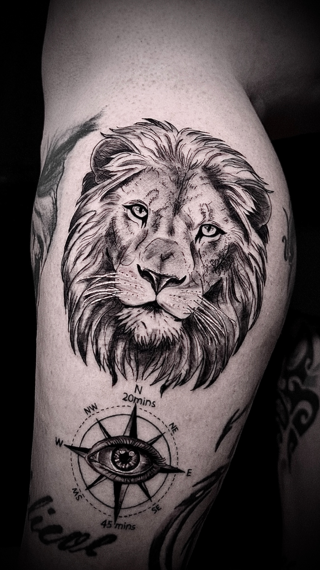 Lilie mit Initial-Buchstabe Tattoo