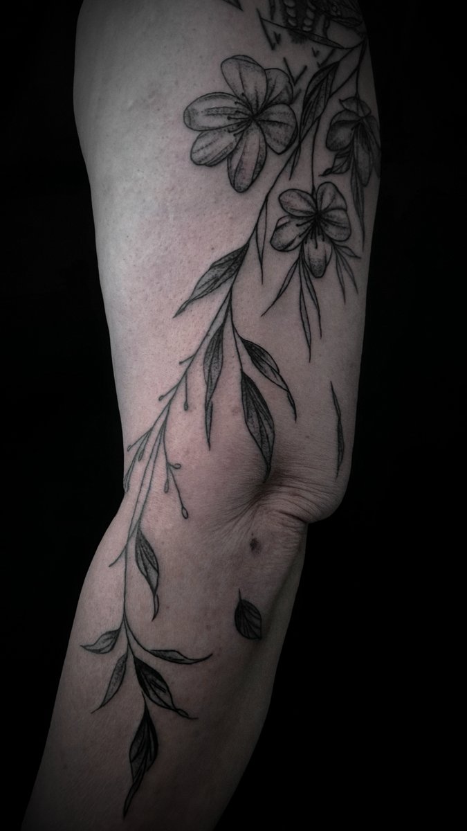 Botanisches Arm Tattoo Fine Line