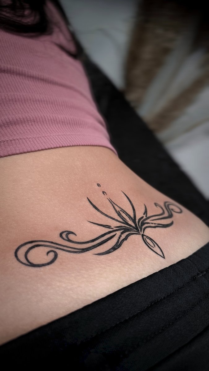 Tribal Ornament Hüfte Tattoo