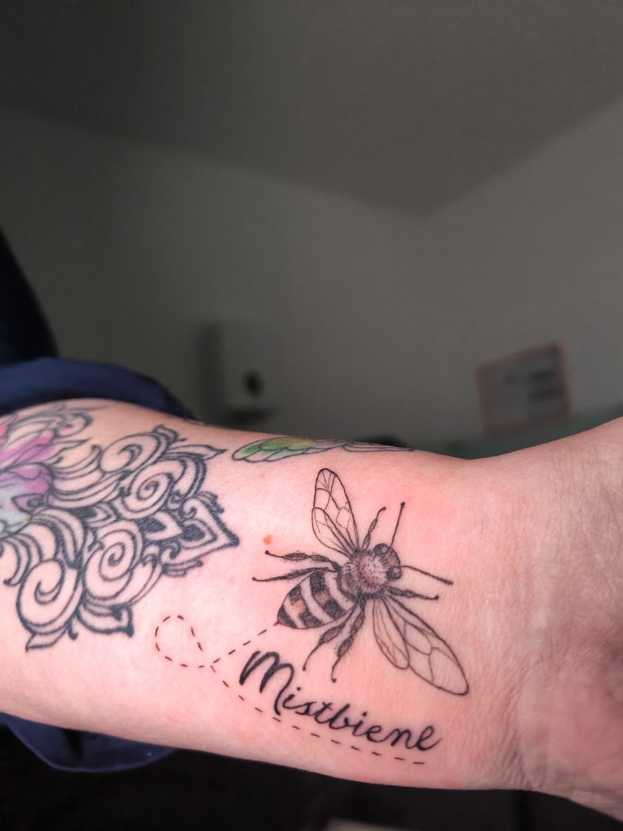 Biene Mistbiene Fine Line Tattoo