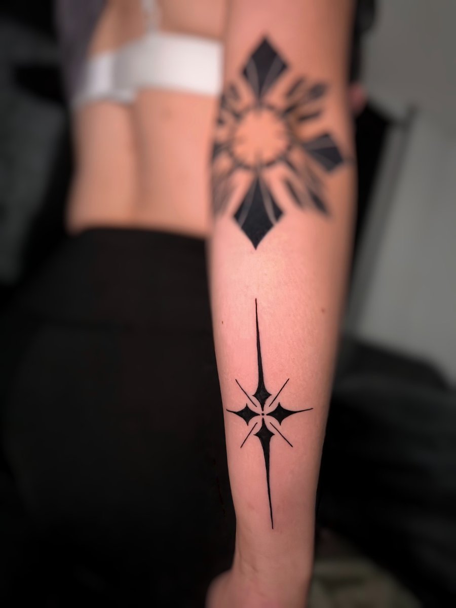 Philippinen Stern und Kompass Blackwork Tattoo
