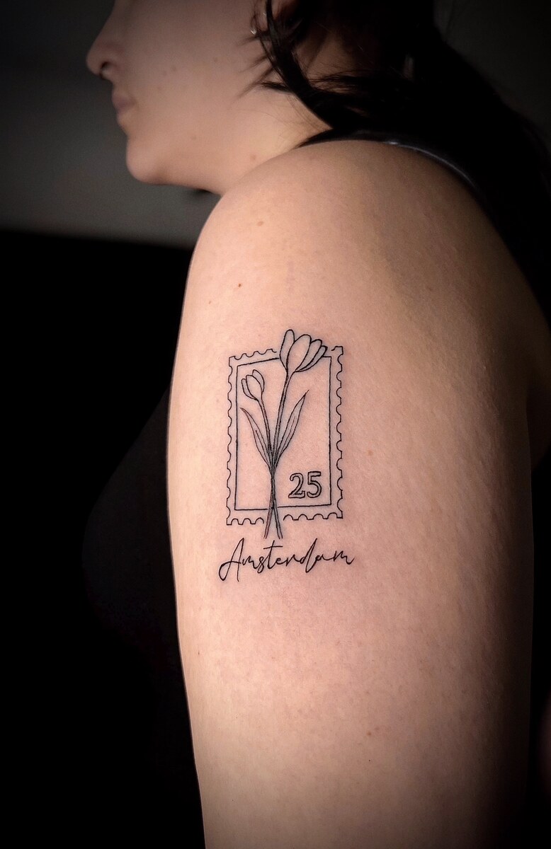 Leopard mit Blumen Fine Line Realism Tattoo Oberarm