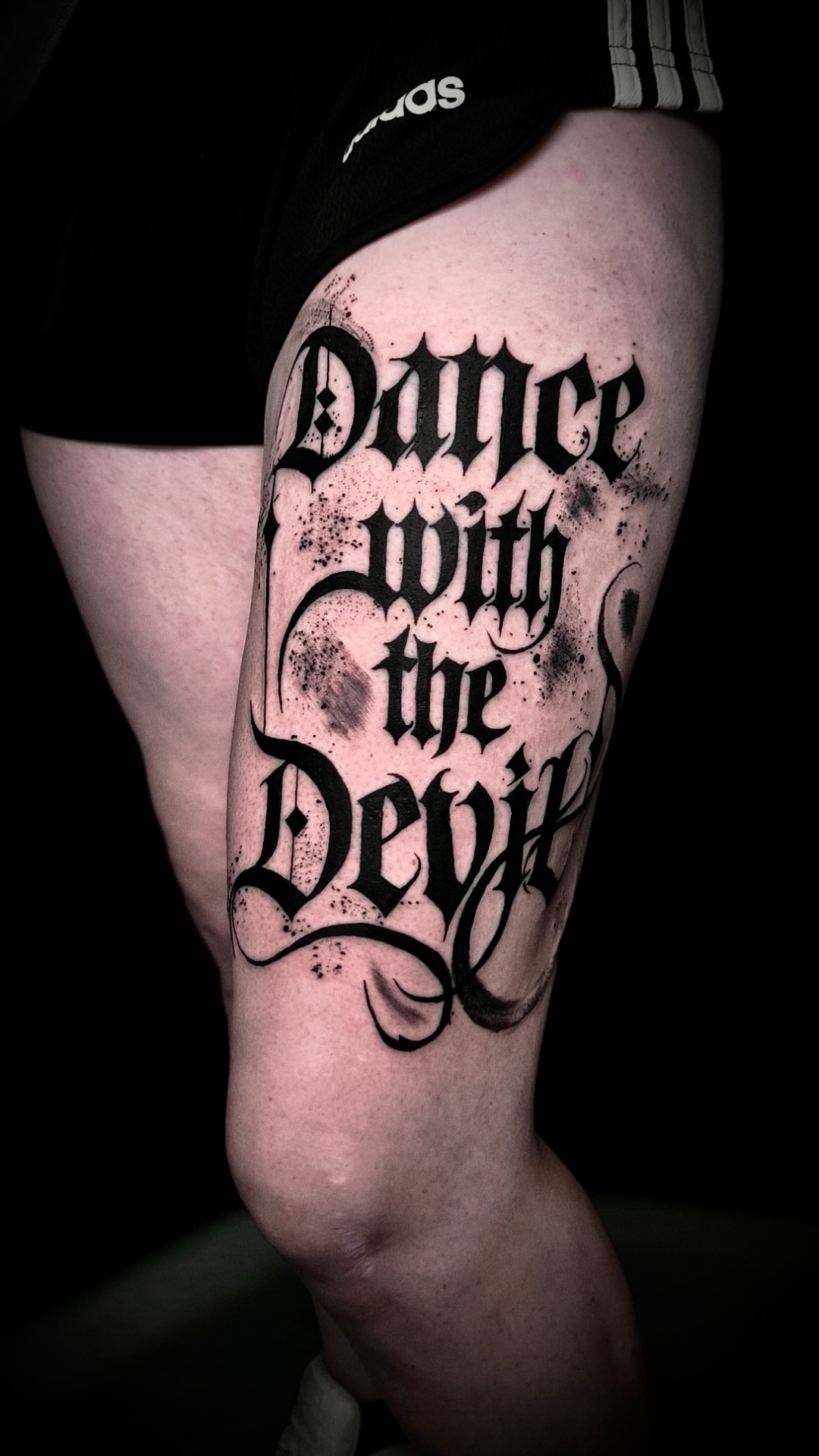 Gothic Lettering Oberschenkel Tattoo